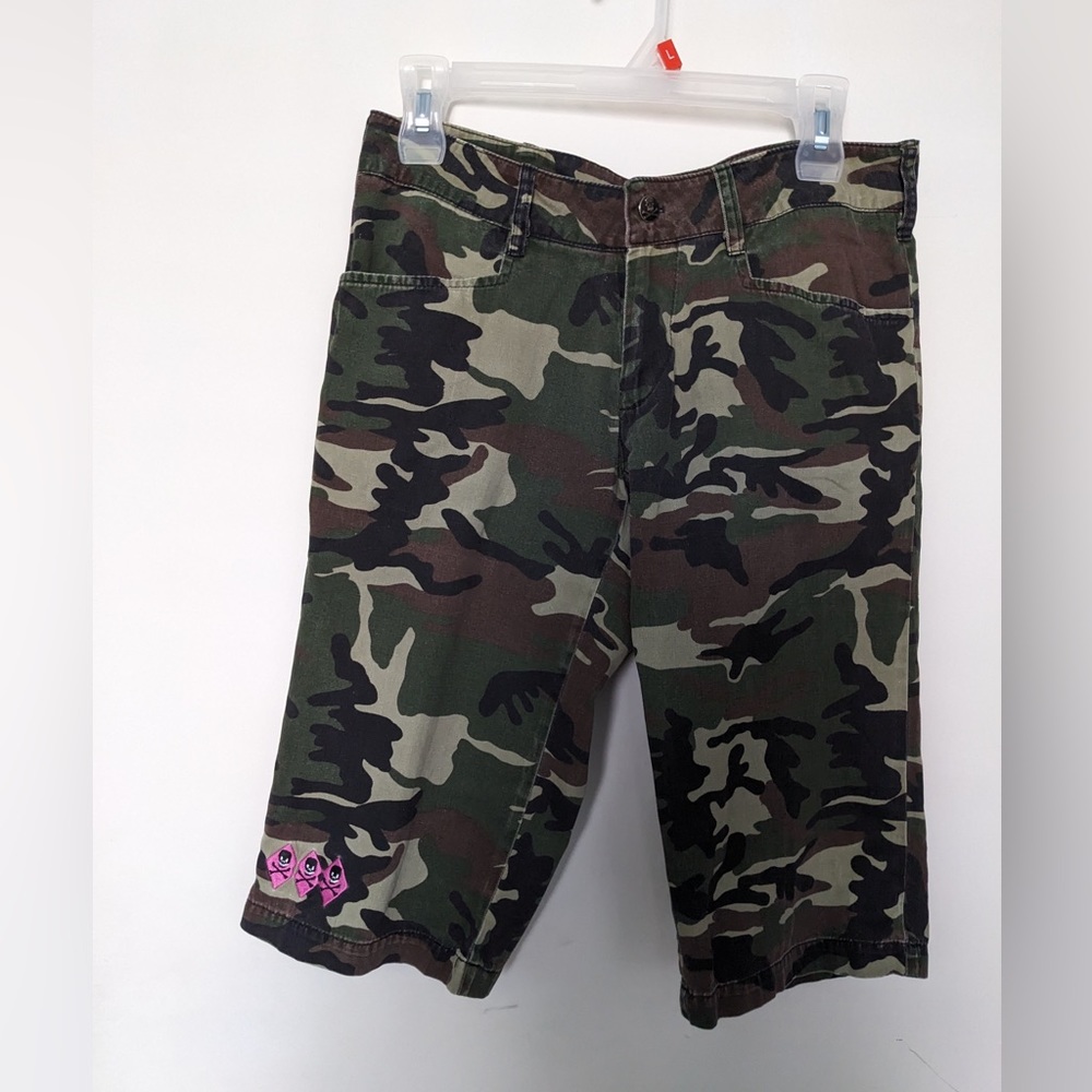 Army camouflage Bermudas shorts, embroidered skulls and skull on the button